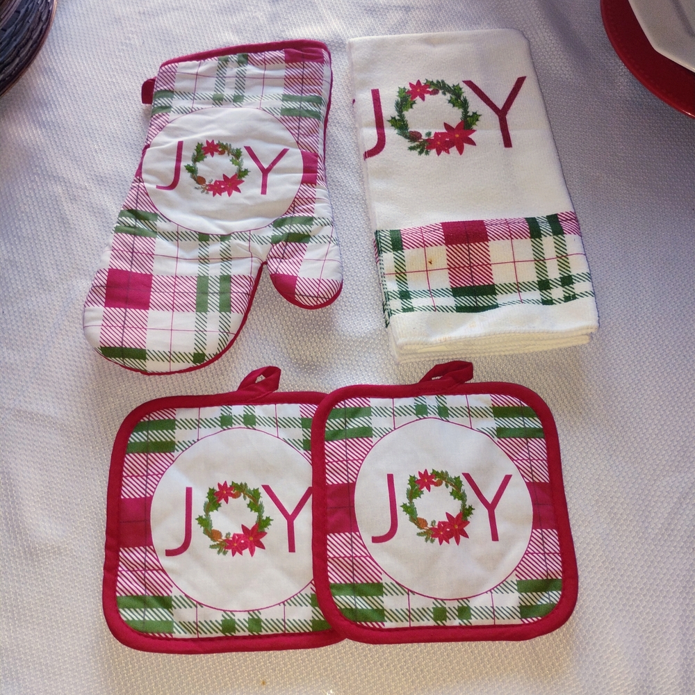 Holiday Kitchen Set – Oven Mitt, Pot Holders & Towel | Plaid JOY Wreath Theme